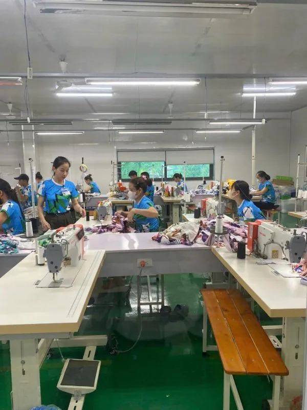Công nhân vận hành máy thêu